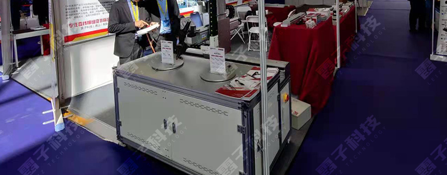 雷子科技展会上的五轴激光焊机
